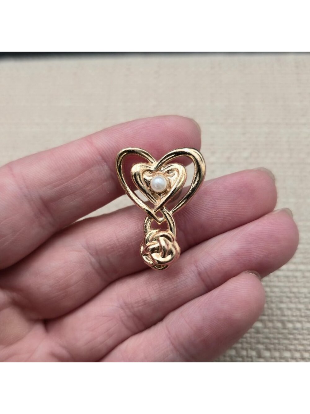 Vintage Gold Tone Intertwined Open Heart Faux Pearl Brooch Pin A8729